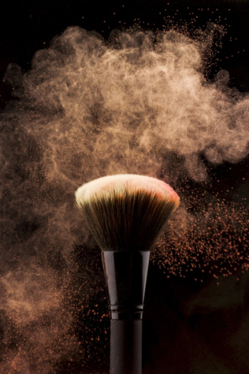 Makeup brush with peach color powder splash Free Photo Makeup brush with peach color powder splash Free Photo