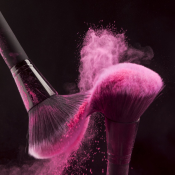 Makeup brushes with pink powder haze Free Photo Makeup brushes with pink powder haze Free Photo