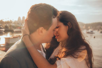 man and woman kissing beside bay man and woman kissing beside bay