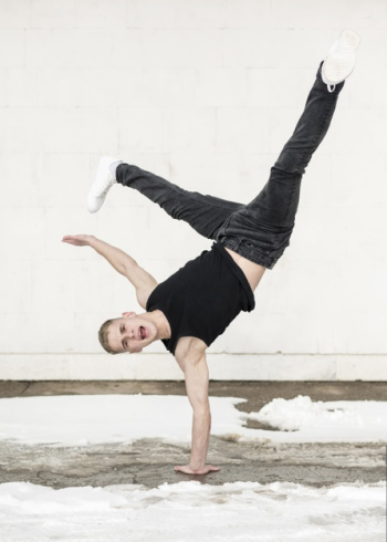 Man dancing to hip hop while standing on one hand Free Photo Man dancing to hip hop while standing on one hand Free Photo