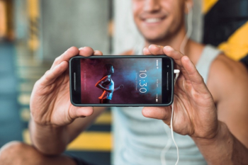 Man in gym holding smartphone mockup Free Psd Man in gym holding smartphone mockup Free Psd
