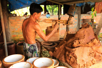 Man Molding Pot Using Clay Man Molding Pot Using Clay