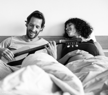 Man playing guitar for pregnant wife | Free stock photo - 382001