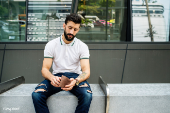 Man sitting checking his money | Free stock photo - 388140
