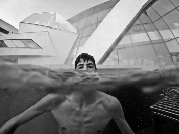 man sticking out head above water man sticking out head above water