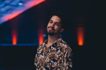 man wearing black and brown button-up shirt