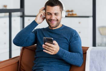 Man with headphone on and mobile in hand Free Photo