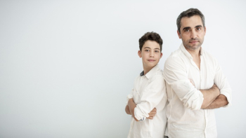Medium shot adult and kid posing together Free Photo Medium shot adult and kid posing together Free Photo