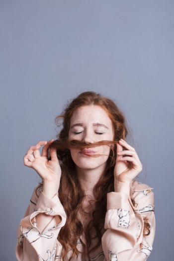 Medium shot beautiful woman posing with copy-space Free Photo Medium shot beautiful woman posing with copy-space Free Photo