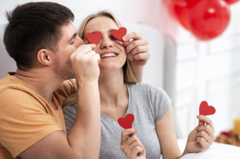 Medium shot happy couple spending time together Free Photo Medium shot happy couple spending time together Free Photo