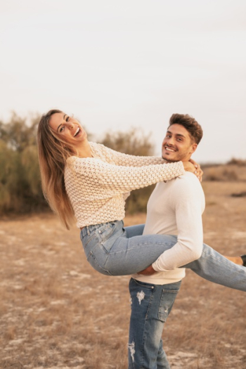Medium shot of couple looking at camera Free Photo Medium shot of couple looking at camera Free Photo
