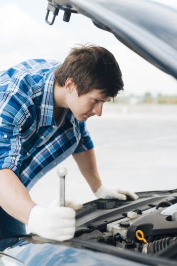 Medium shot of man holding wrench Free Photo Medium shot of man holding wrench Free Photo
