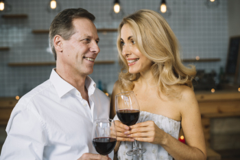 Medium shot of married couple drinking wine Free Photo Medium shot of married couple drinking wine Free Photo