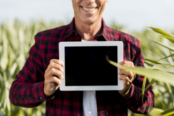 Mock-up smiley man with a tablet Free Photo