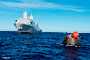 NASA&#39;s Orion spacecraft floats in the Pac.. | Free public domain photo - 440556
