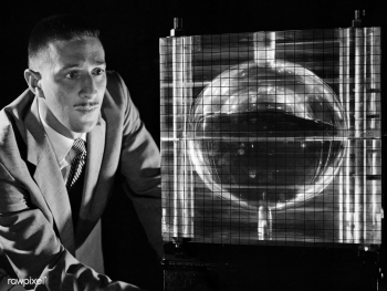 NASA Researcher Andy Stofan views a small-sca.. | Free public domain photo - 441666