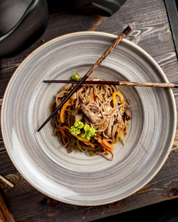 Noodles prepared with meat bell peppers and sauce Free Photo Noodles prepared with meat bell peppers and sauce Free Photo