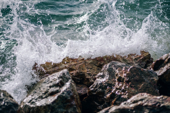 Ocean Wave on Rocks Ocean Wave on Rocks