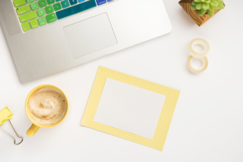 Office desk with note mock-up Free Photo