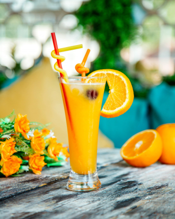 Orange juice garnished with orange slice Free Photo