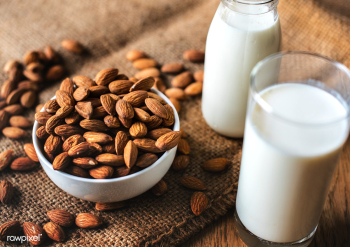 Organic almond milk and almonds | Free stock photo - 425502
