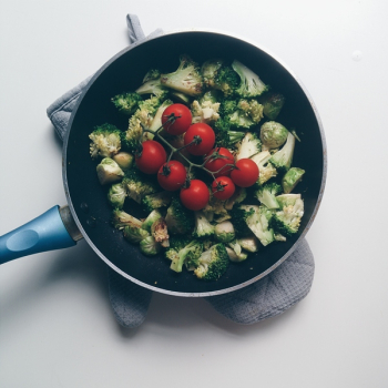 Pan with broccoli, brussel sprouts and tomatoes Pan with broccoli, brussel sprouts and tomatoes