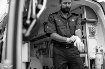 Paramedics at work with an ambulance | Free stock photo - 515809
