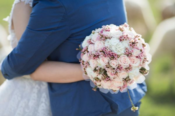 person holding rose bouquet person holding rose bouquet
