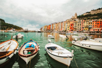 photo of boats near buildings photo of boats near buildings