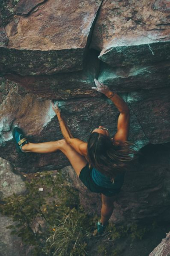 photo of woman climbing mountain photo of woman climbing mountain