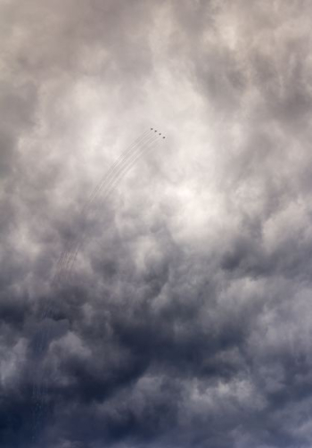 plane contrails plane contrails