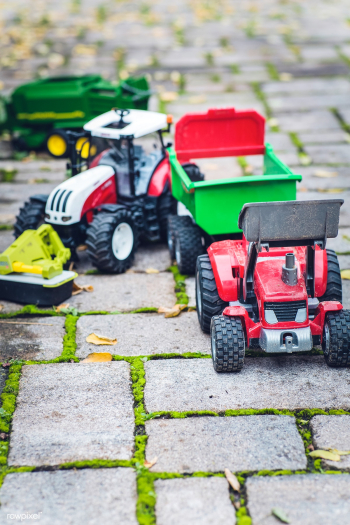 Plastic toy tractors | Free public domain photo - 593177