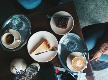 Pleasant coffee and cake situation in a café 