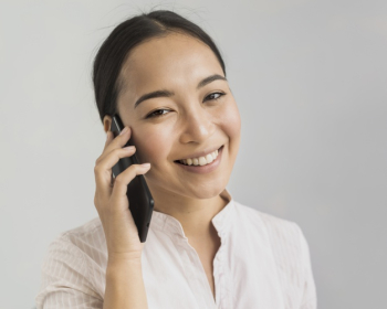 Portrait beautiful woman talking over phone Free Photo