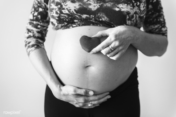 Pregnant woman holding a heart in front of he.. | Free stock photo - 428065