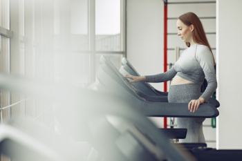 Pregnant woman training in a gym Free Photo