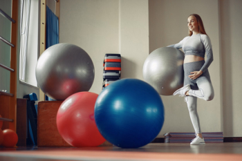 Pregnant woman training in a gym Free Photo