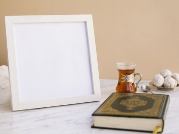 Quran on table with picture frame Free Photo