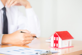 Real estate agent to present the property (house) Free Photo