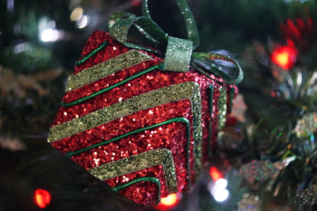 Red and Green Christmas Tree Decor Red and Green Christmas Tree Decor