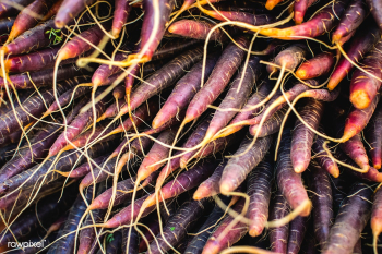 Red carrots at a farmers market | Free public domain photo - 448386