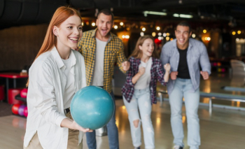 Redhead woman throwing a turquoise bowling ball Free Photo Redhead woman throwing a turquoise bowling ball Free Photo