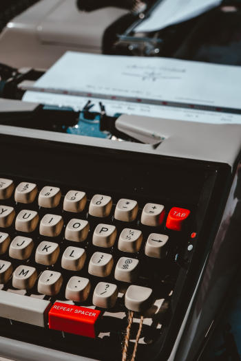 {repeat spacer] whilst taking photos of the typewriters a kid walked by saying 'are these what they used to use instead of computers' and I felt about 400 years old 😂