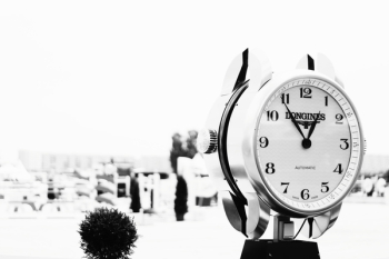 Round Donghines Watch Displaying at 1:49