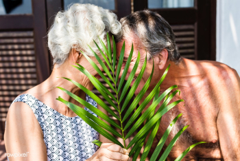 Senior couple cuddling behind a leaf | Free stock photo - 428754 Senior couple cuddling behind a leaf | Free stock photo - 428754