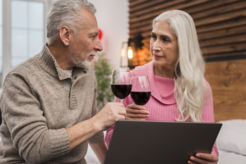 Senior couple drinking wine with mock-up Free Photo