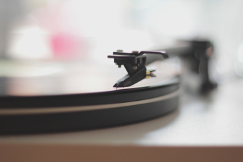 shallow depth of field photo of turntable shallow depth of field photo of turntable