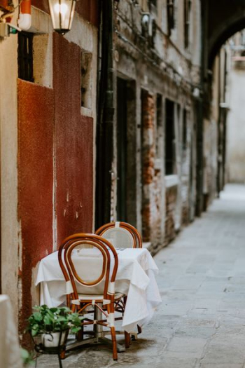 shallow focus photography of white tablecloth shallow focus photography of white tablecloth