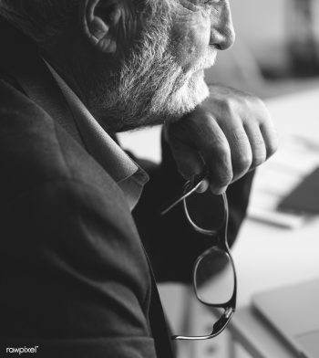 Side view of a thoughtful business man | Free stock photo - 380329