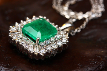 Silver-colored Pendant With Green Gemstone Silver-colored Pendant With Green Gemstone
